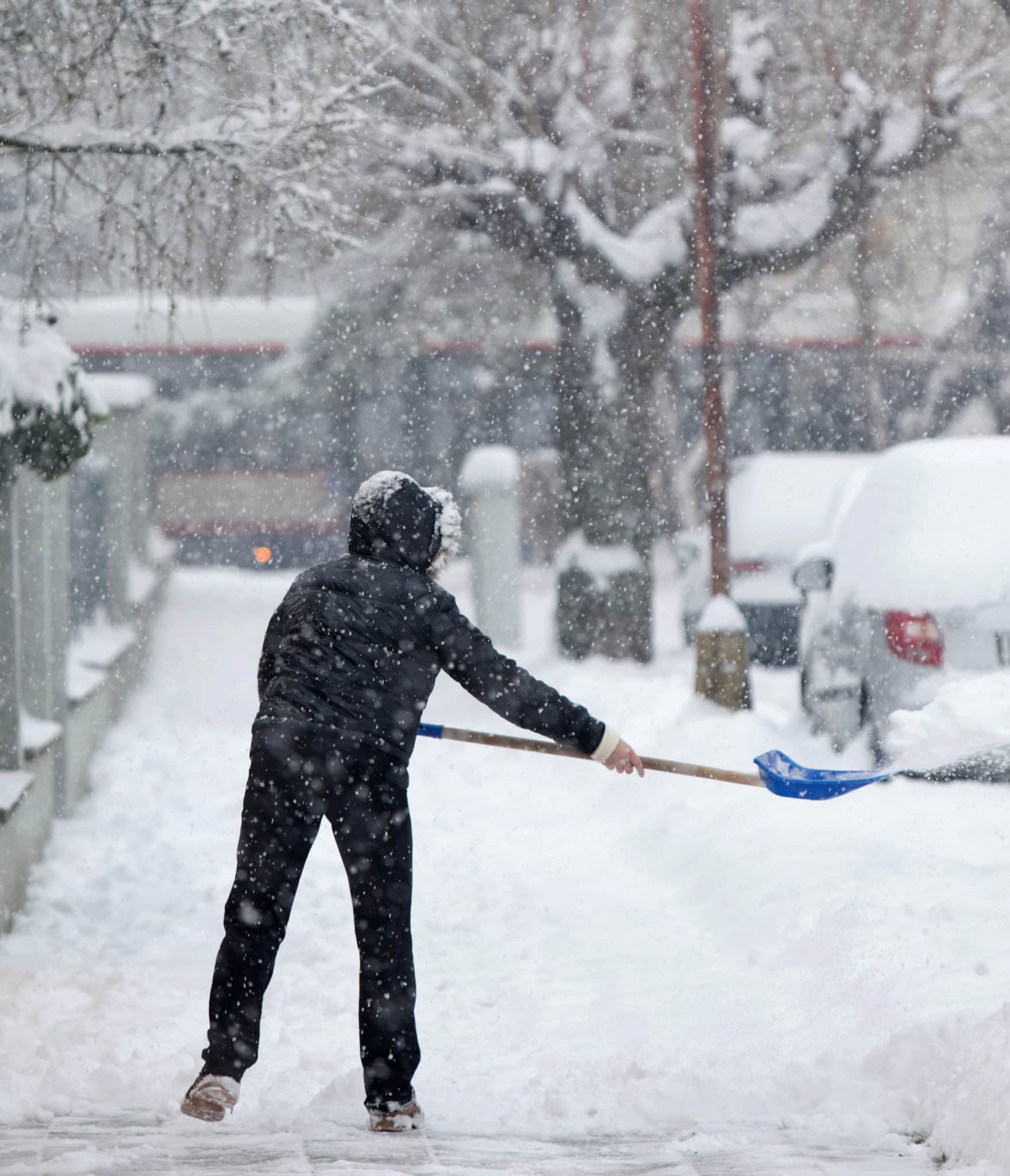 shoveling-sidewalk-hoa-snow-removal-policy